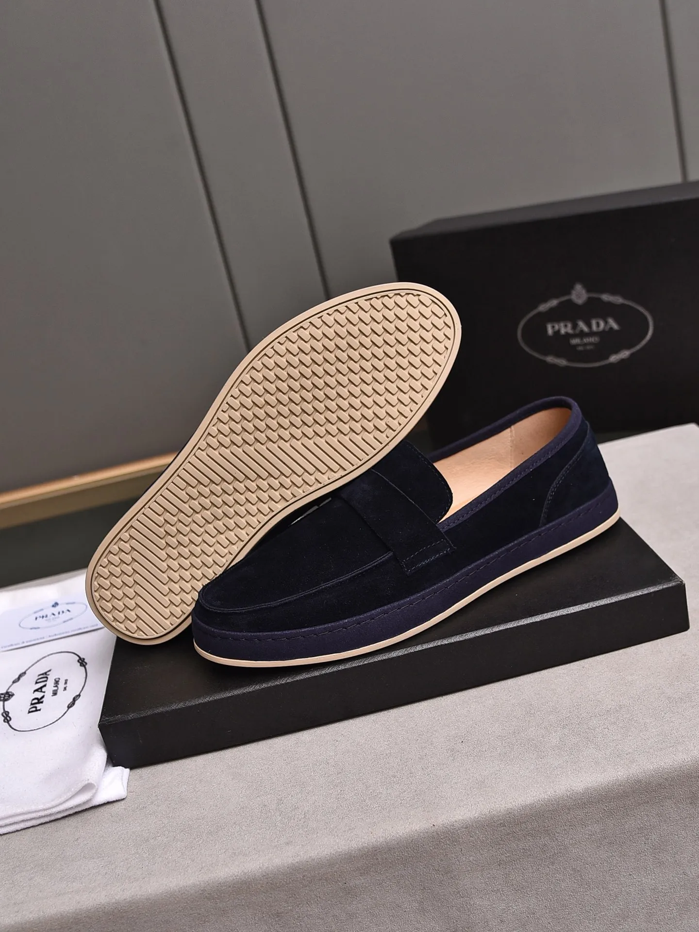 👟👟👟Men's Shoes💰P420 🆕🔥New Updates🔥👟PRADA (Prada) new products are released, imported soft cowhide, fashionable to allow air to penetrate the entire shoe, and the awesome shoes [strong] bring an extremely comfortable and breathable feeling! Beautiful inside and out! Exquisite workmanship, top-grade cowhide material, 😌Number: 38~44, 3 colors available: black, white and blue.